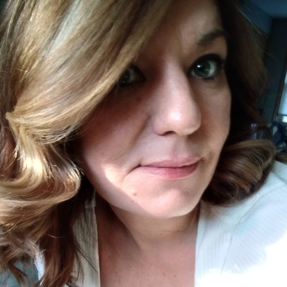 Profile Picture of Agnes Olearczyk (@agnesolearczyk) on Poshmark