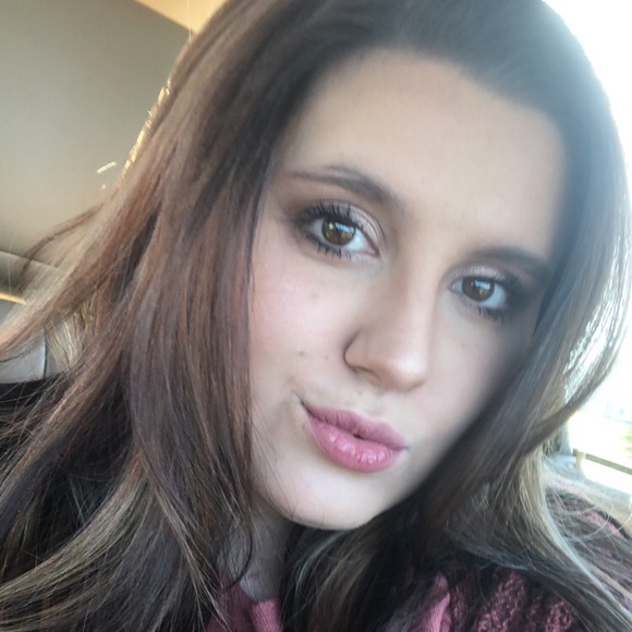 Profile Picture of Kealie Fitzsimonds (@kealiefitz) on Poshmark
