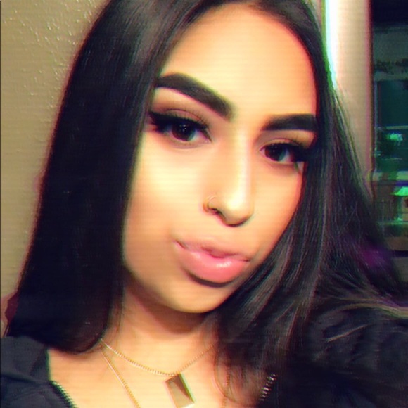 Profile Picture of Miranda Barrera (@mirandab21) on Poshmark