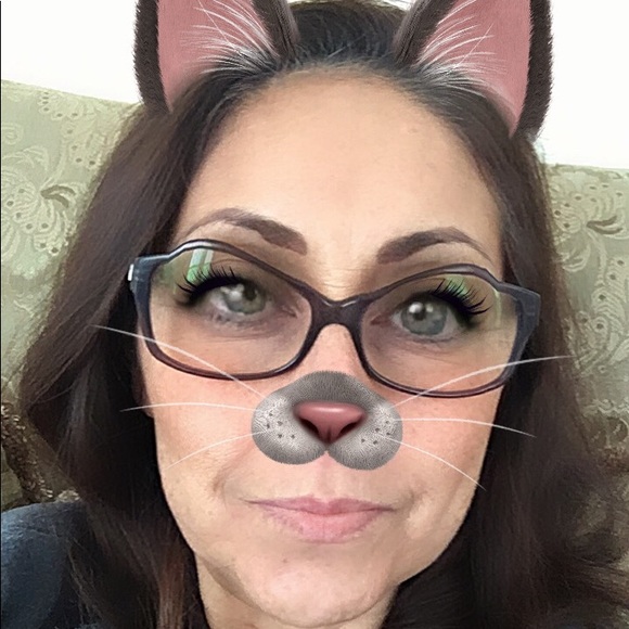 Profile Picture of Estela Latifzadeh (@elatifzadeh) on Poshmark