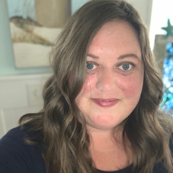 Profile Picture of Leslie Noggle (@ldnoggle) on Poshmark