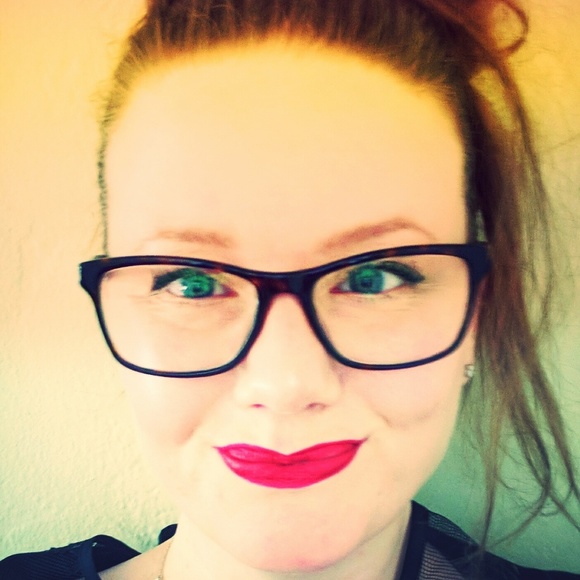 Profile Picture of Nicola Mitchell (@bombusbee) on Poshmark