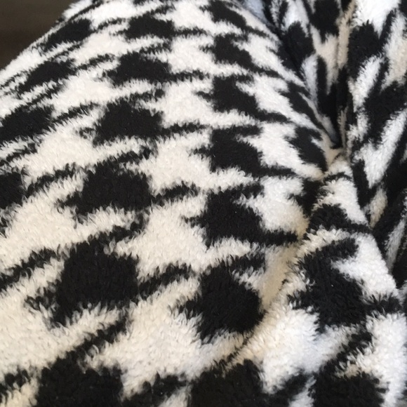 Profile Picture of Sally Fitzmaurice (@sfizmaurice) on Poshmark