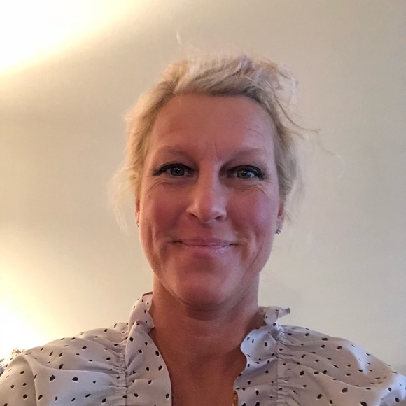 Profile Picture of Lisa Greschner (@lgreschner09) on Poshmark