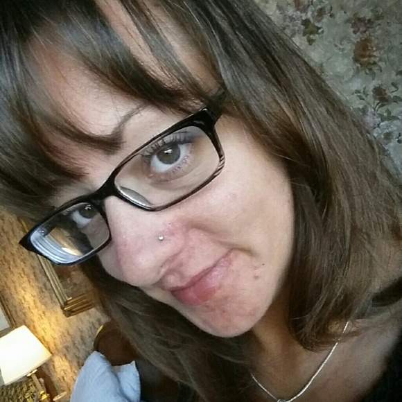 Profile Picture of Lisa Farnsworth (@lisafarns) on Poshmark