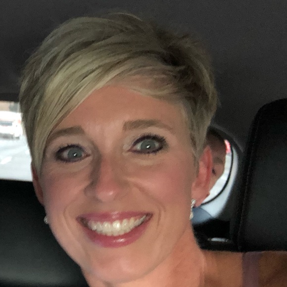 Profile Picture of Dana Asato (@drasato) on Poshmark