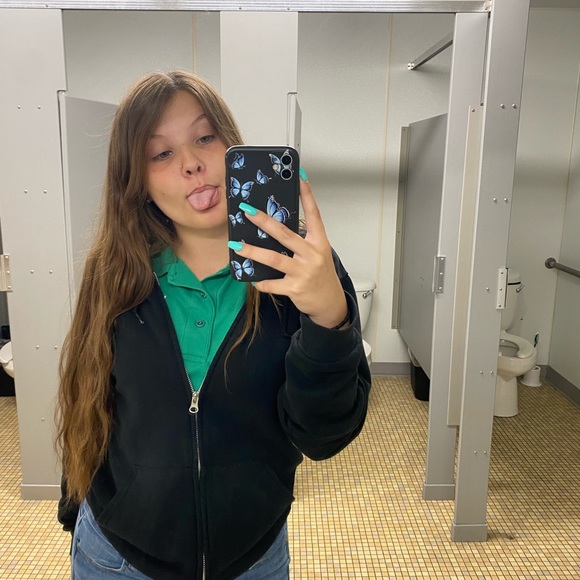 Profile Picture of Leah Parsley (@parsleyleah58) on Poshmark