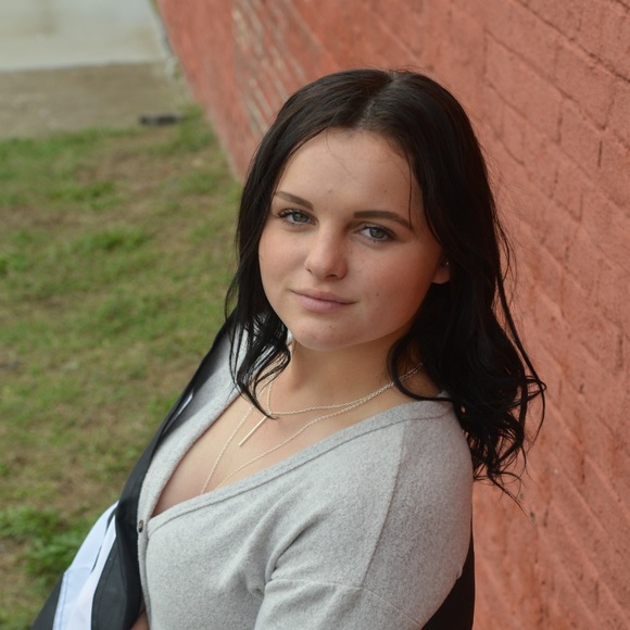 Profile Picture of Makenna Unglesbee (@m_unglesbee) on Poshmark