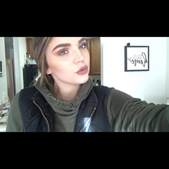 Profile Picture of Sonsee Trubach (@parker4284) on Poshmark