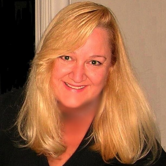 Profile Picture of Angela Olson (@aolson1107) on Poshmark