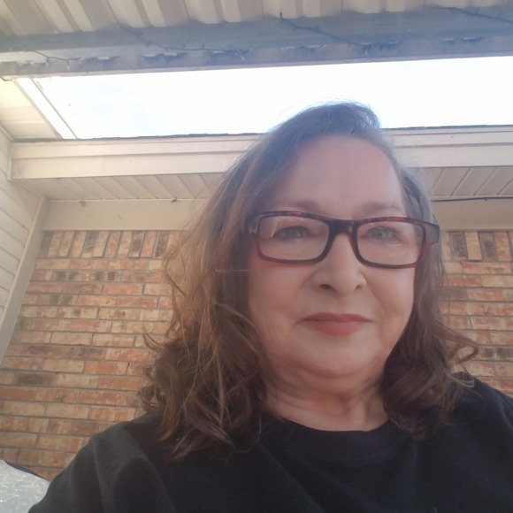 Profile Picture of Penny Applewhite (@planiapple) on Poshmark