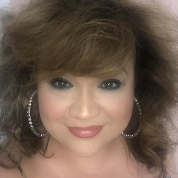 Profile Picture of Lisa Leal-ontiveros (@lisonti) on Poshmark