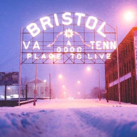 Profile Picture of Robin Valentine (@rebv) on Poshmark