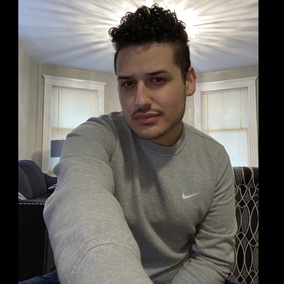 Profile Picture of Dereck Gonzalez (@dereck124) on Poshmark