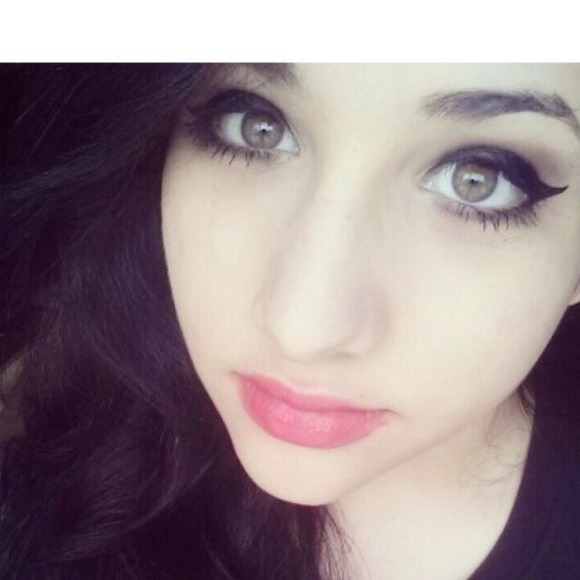 Profile Picture of Guiana Chacin (@huoama98) on Poshmark