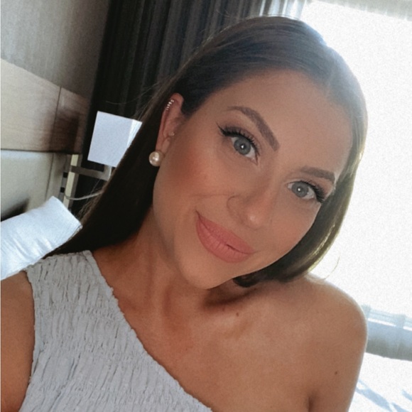 Profile Picture of Caity Bellinger (@caitycakes__) on Poshmark