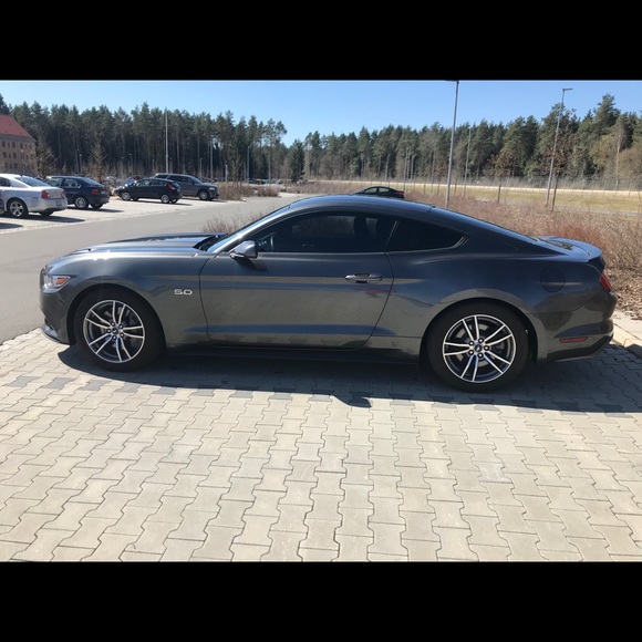 Profile Picture of Carlos Farinas (@carrlos0) on Poshmark