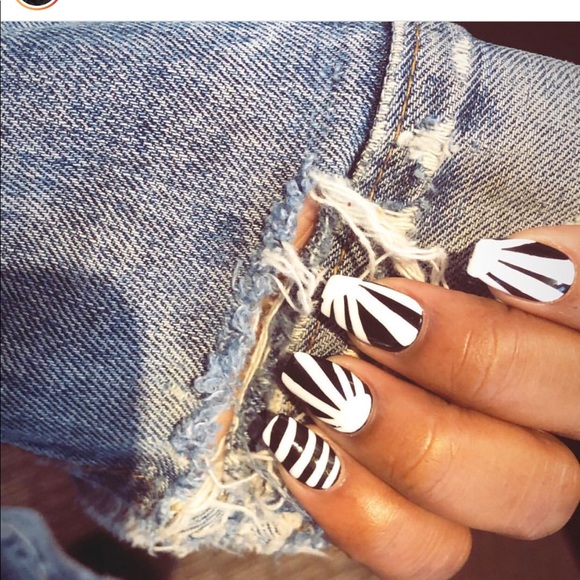Profile Picture of Angela Tipton (@angela_tipton) on Poshmark