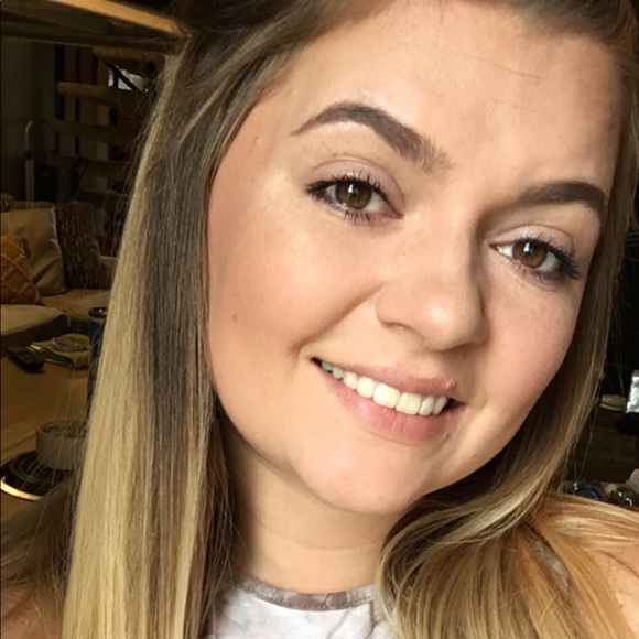 Profile Picture of Alexis Calcott (@alexiscalcott) on Poshmark