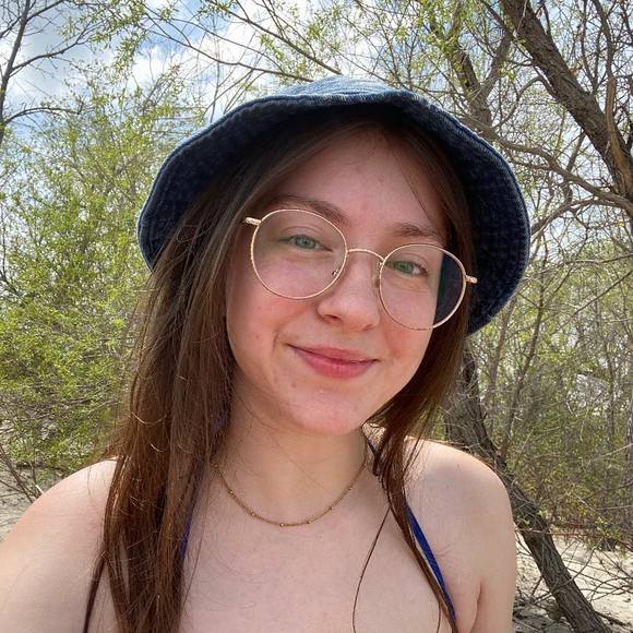 Profile Picture of Rebecca Schilling (@rrebeccaalyn) on Poshmark