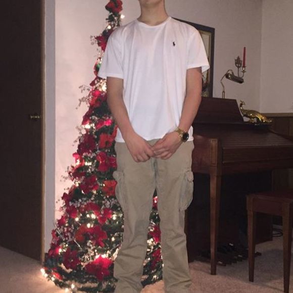 Profile Picture of Chase Barton (@c_barton23) on Poshmark