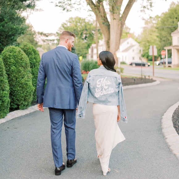 Profile Picture of Alexi Schatz (@alexistyle27) on Poshmark