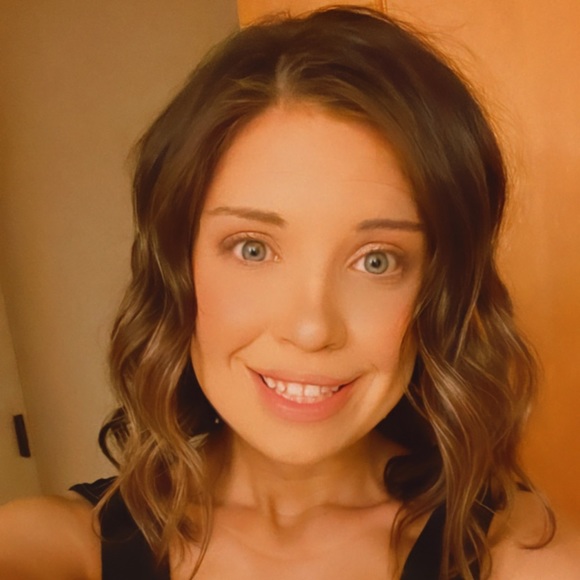 Profile Picture of Laura Weinreb (@lauraweinreb) on Poshmark