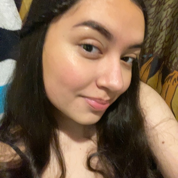 Profile Picture of Angie Guzmán (@angiewins456) on Poshmark