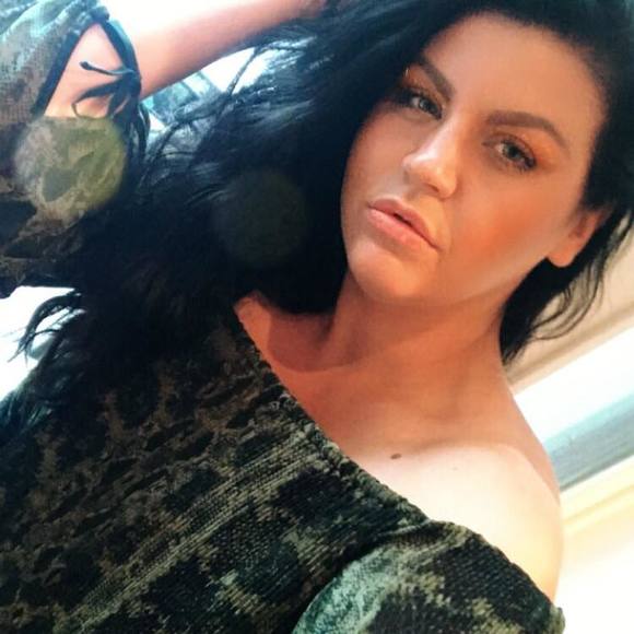 Profile Picture of Brittany Howlett (@brittanyhowl575) on Poshmark