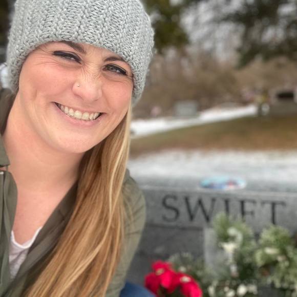 Profile Picture of Lacey Mitschke (@laceyswift28) on Poshmark