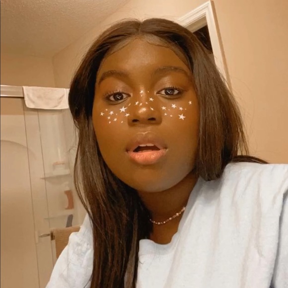 Liz Mogere - Poshmark Profile Picture of Liz Mogere (@lizkmogere) on Poshmark