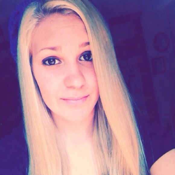 Profile Picture of Abby Hutton (@abby_hutton11) on Poshmark