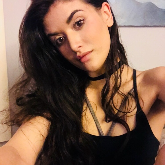 Profile Picture of Cassandra Groscost (@casasmamas) on Poshmark