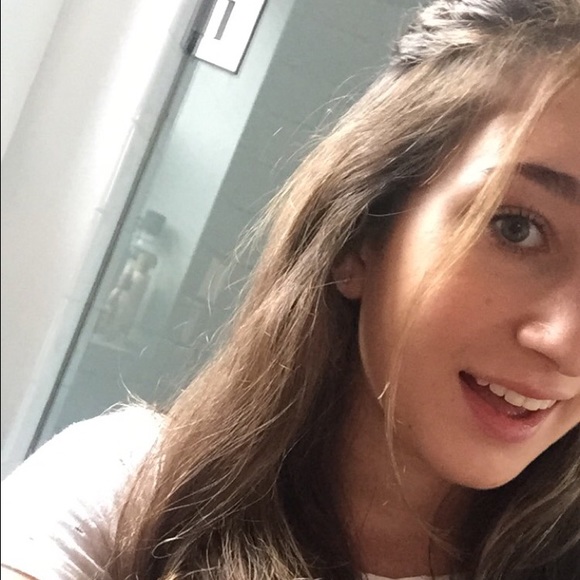 Profile Picture of Daniela Marton (@danielamarton) on Poshmark
