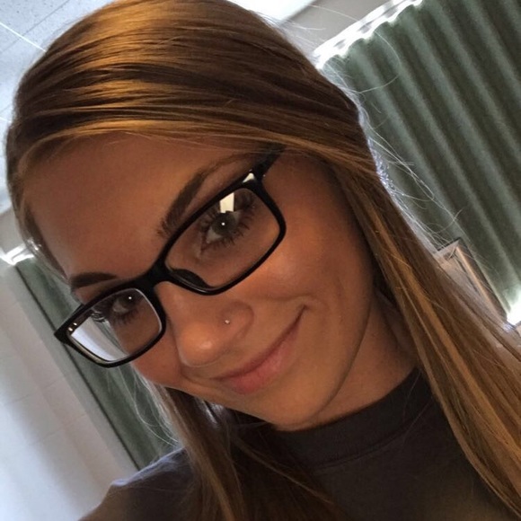 Profile Picture of Ashley Camling (@ashley_camling) on Poshmark