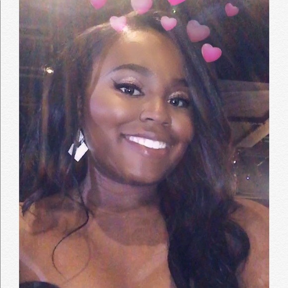Profile Picture of Chelsea Eppinger (@ceppinger) on Poshmark