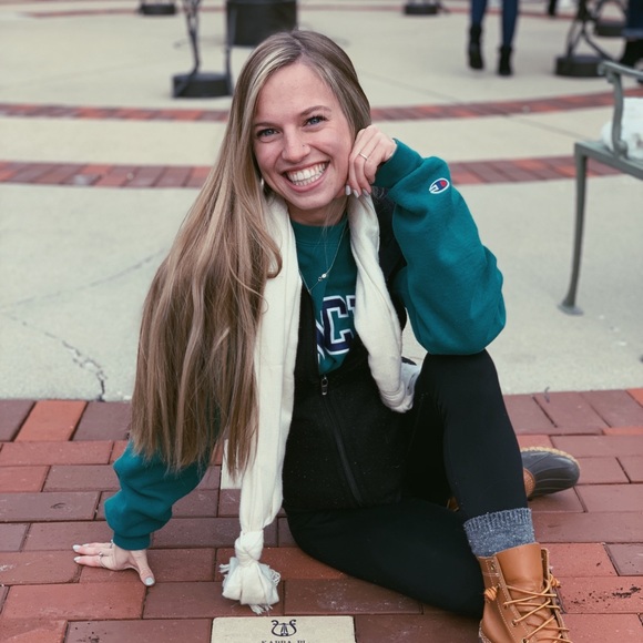 Profile Picture of Jessica Glenn (@jleigh77) on Poshmark