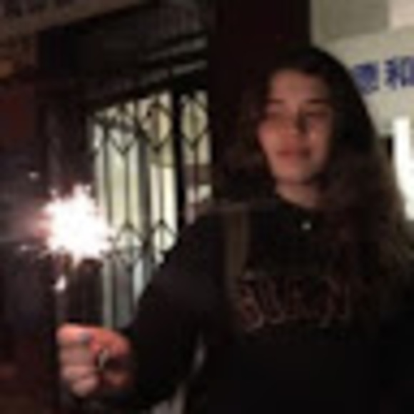 Profile Picture of Evelyn Sassus (@esassus) on Poshmark