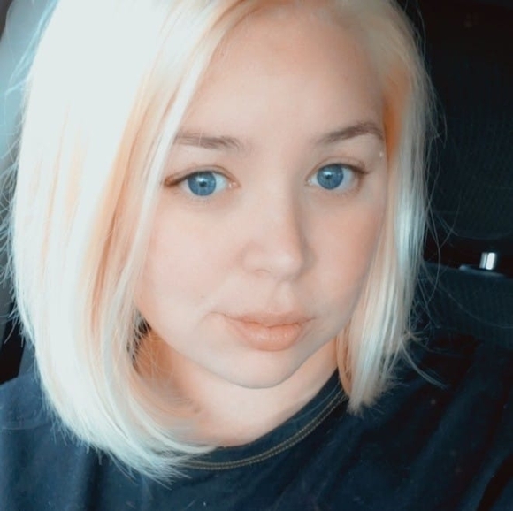 Profile Picture of Patti Schroeder (@pattilouwho) on Poshmark