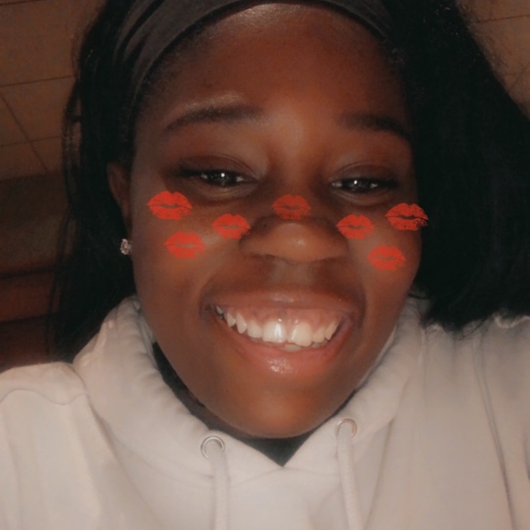 Profile Picture of Heaven Crummie (@heavenhxneyy) on Poshmark