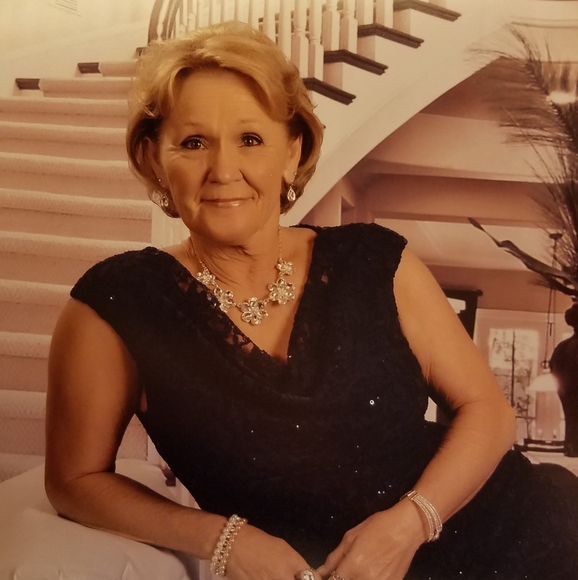 Profile Picture of Denise Pelfrey (@dedepelfrey) on Poshmark