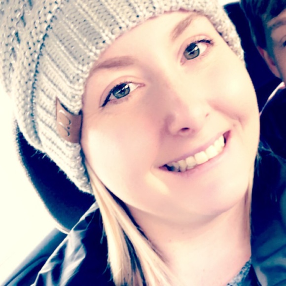 Profile Picture of Samantha Holleman (@snholleman) on Poshmark