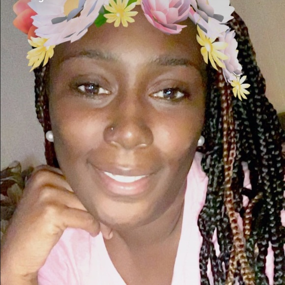 Profile Picture of Raven Wiggins (@razzyrae92) on Poshmark