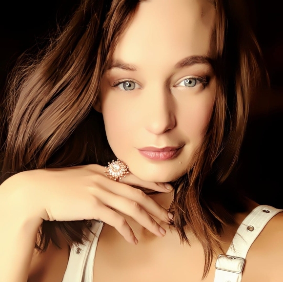 Profile Picture of Holly Baratta (@hollybaratta) on Poshmark