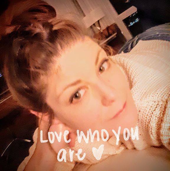 Profile Picture of Laura Sharman (@laurarenaud14) on Poshmark