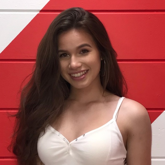 Profile Picture of Olivia Colozza (@oliviacolozza13) on Poshmark