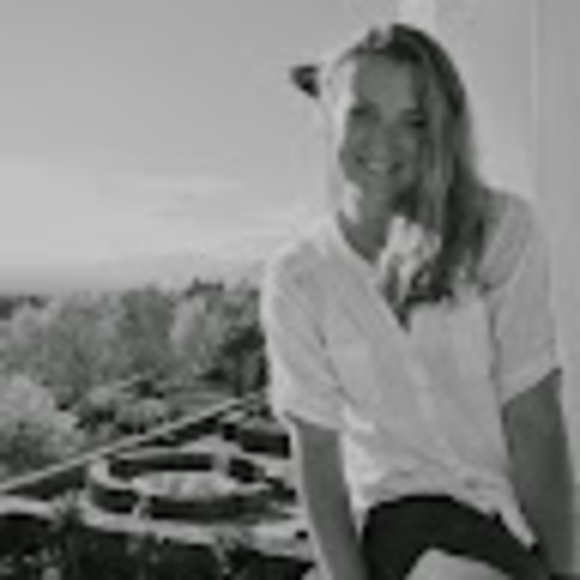 Profile Picture of Jennifer Charoni (@jcharo0o) on Poshmark