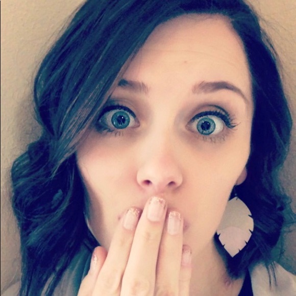 Profile Picture of Caitlin Wolfe (@caitlinwolfe15) on Poshmark