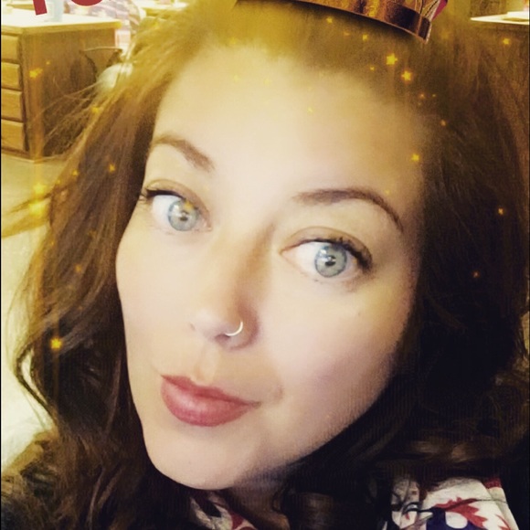 Profile Picture of Liz Hobbs (@bethwho) on Poshmark