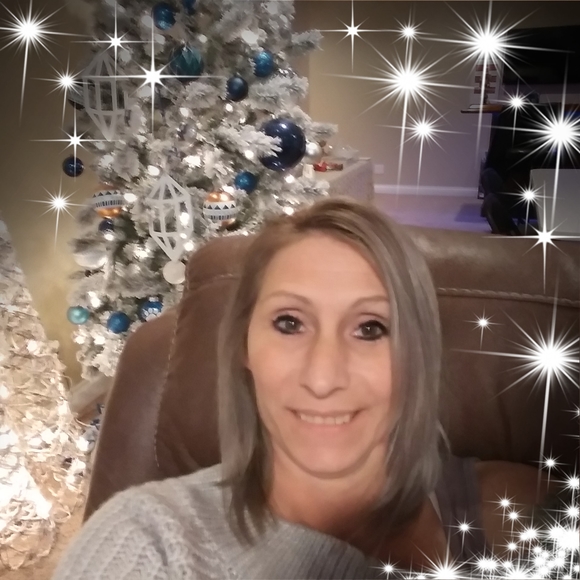 Profile Picture of Melissa Bratcher (@melissabrat) on Poshmark